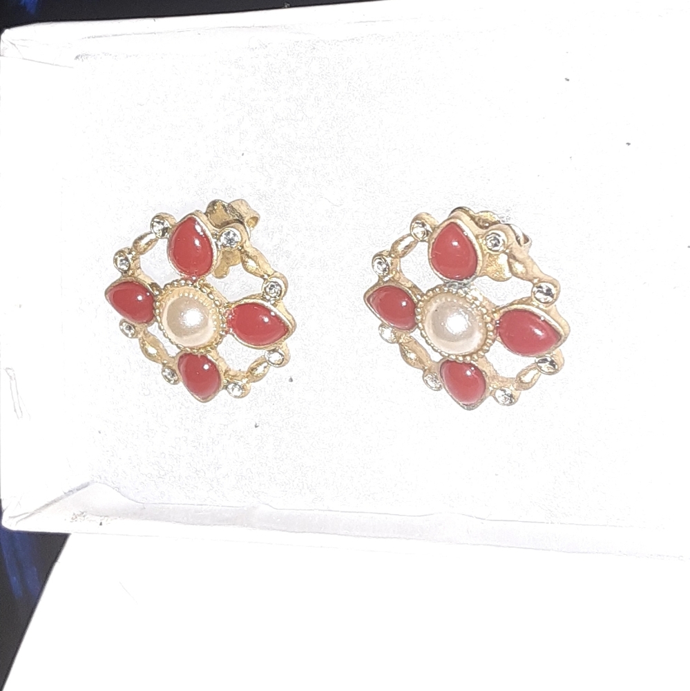 Coral and tiny diamond cross earrings - Picture 3 of 3